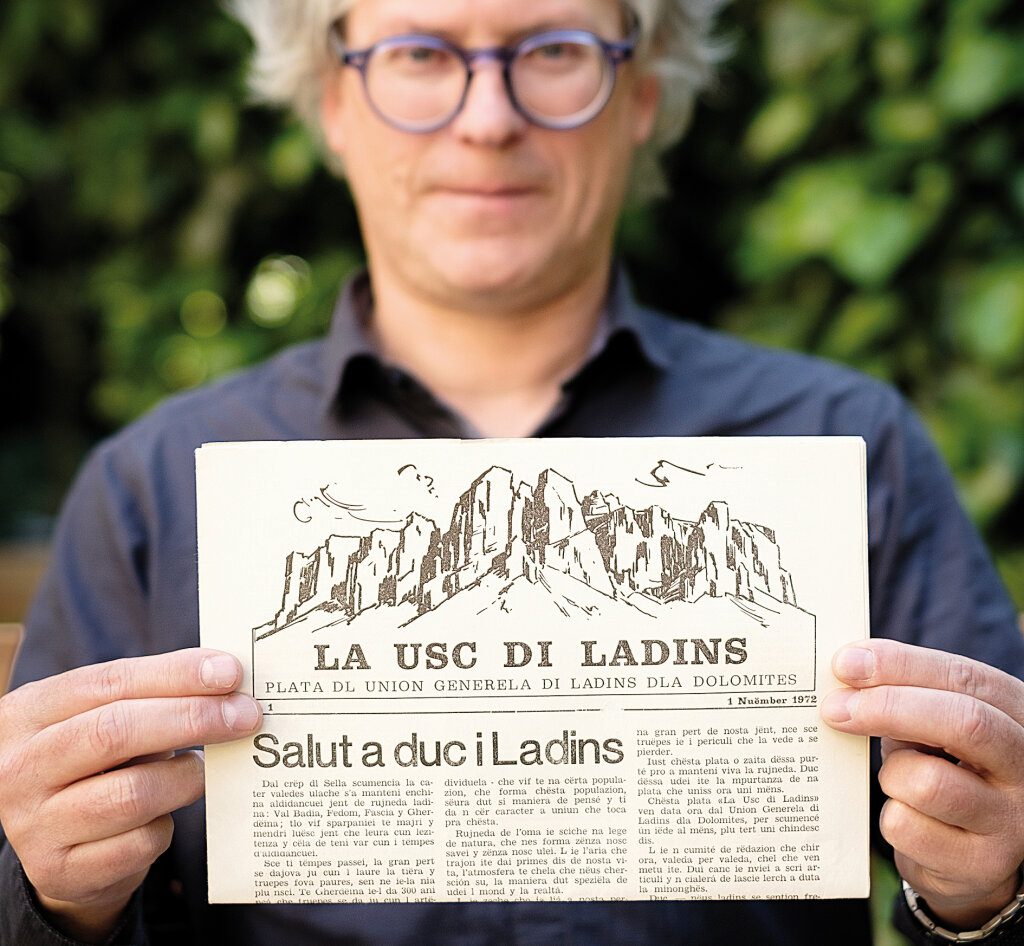Iaco Rigo mit der ersten Ausgabe von La Usc di Ladins: „Wir erleben derzeit eine Trendumkehr.“ Foto: Ludwig Thalheimer