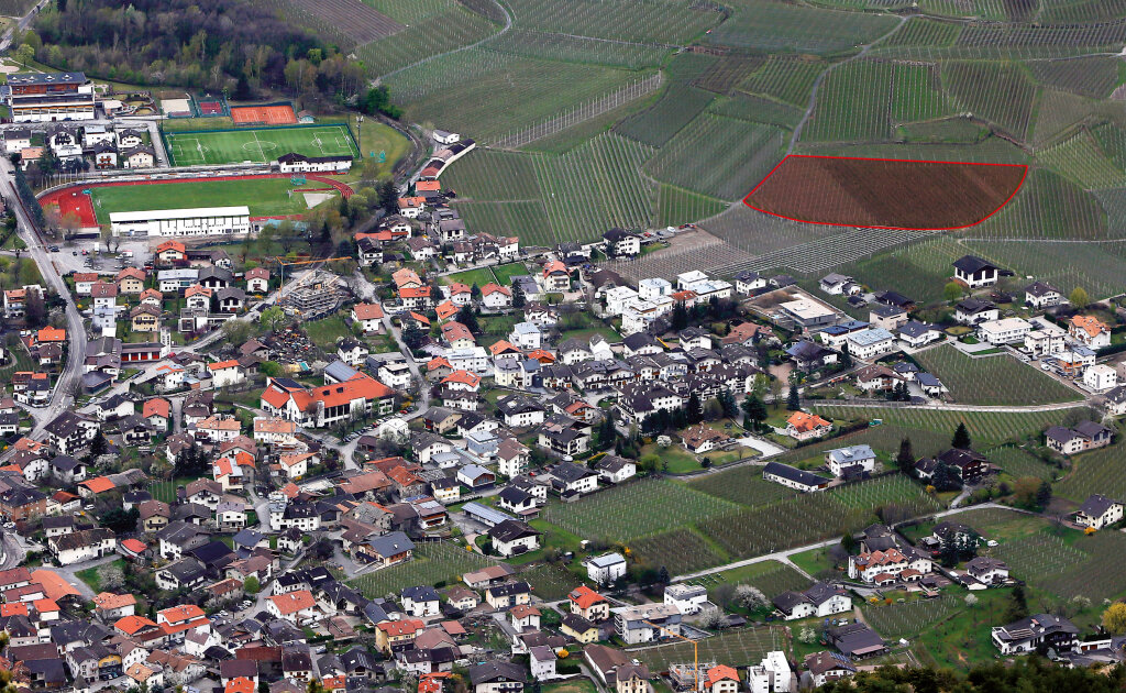 Umstrittene urbanistische Maßnahme in Latsch: Neue Tourismuszone (rot hinterlegt) für neues Luxushotel. Foto: Alexander Alber