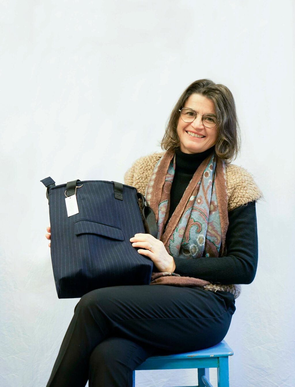 Doris Raffeiner will etwas tun, damit wertvolle Dinge nicht einfach weggeworfen werden: In ihrem Laden, den sie vor sechs Jahren aufgesperrt hat, verwandeln sich dann zum Beispiel Krawatten in eine Tasche. Foto: Veronika Erlacher und Christine Unterhofer