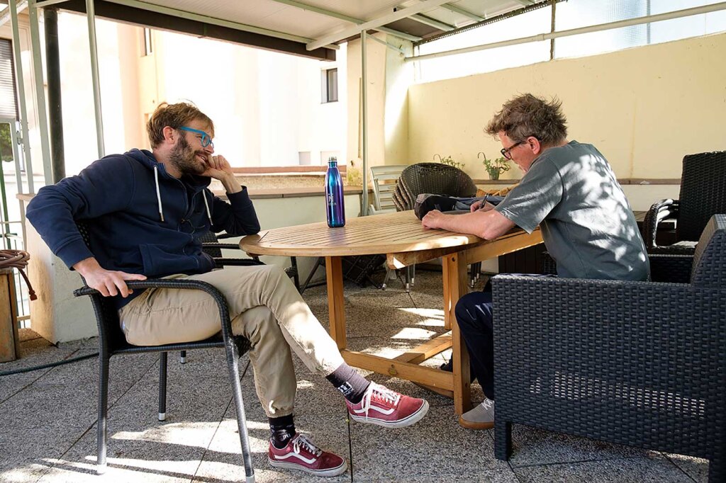 Reden über die Jugend: Markus Larcher hat für das Porträt in dieser Ausgabe Florian Pallua getroffen (oben im Bild links). Er ist einer, der Jugendliche ernst nimmt und gern mit ihnen arbeitet. Zu lesen ab Seite 56. Foto: Ludwig Thalheimer