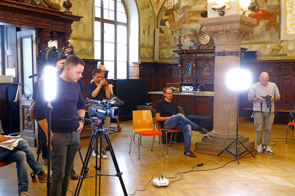 Was macht die Südtiroler Freiheit so stark? Und war sie bei den Gemeindewahlen wirklich so stark, wie sie behauptet? Alexander van Gerven (sitzend) ordnet ein. Ab Seite 34. Foto: Alexander Alber