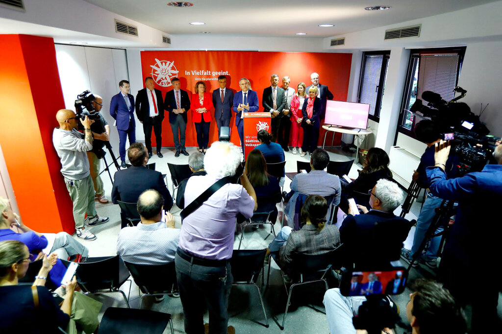 „Die SVP kann wieder Wahlen gewinnen“, sagt Parteiobmann Dieter Steger bei der Wahl-Pressekonferenz. „Mathematisch betrachtet ist einer der Wahlsieger heute die SVP.“ Foto: Alexander Alber