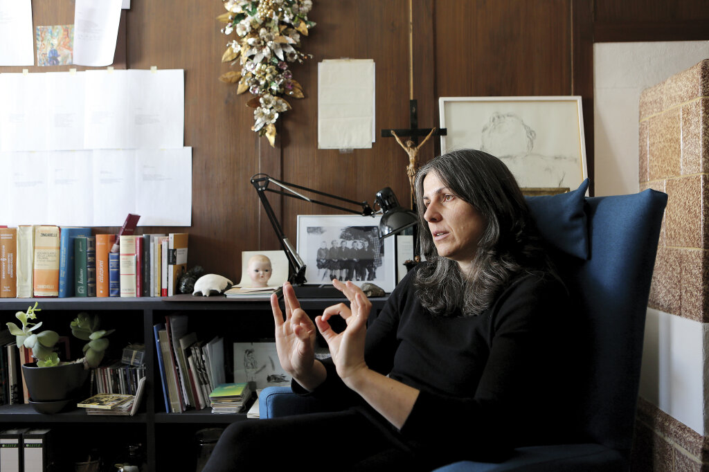 Roberta Dapunt hat bei Einaudi einen neuen Gedichtband herausgebracht: Ins Innere hineinhören und nur Murmeln vernehmen. Foto: Alexander Alber