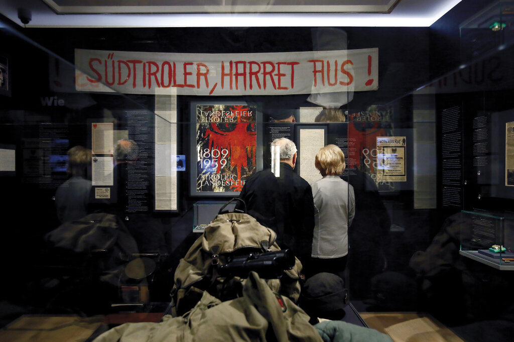 Die Ausstellung „Bas – Opfer für die Freiheit“ drängt sich auf zwei Räume zusammen: Ein Spruchband vom Festumzug 1959 (150 Jahre 1809), ein Schlafsack von Luis Amplatz, Kassiber auf Klopapier, die aus dem Gefängnis geschmuggelt wurden, die Liste aller Toten (auch der italienischen). Und der Versuch, die Geschichte anders zu schreiben. Foto: Alexander Alber