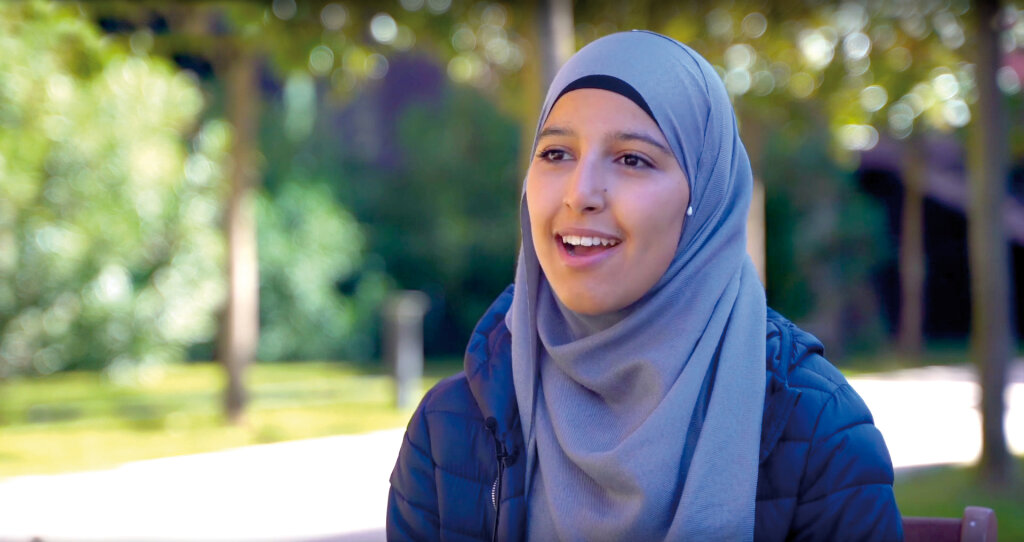 Asmaa ist Südtirolerin, spricht Dialekt: Bei der Arbeitssuche hat sie weniger Chancen, weil sie ihr Kopftuch nicht ablegen will. Foto: Youtube/Eurac Research