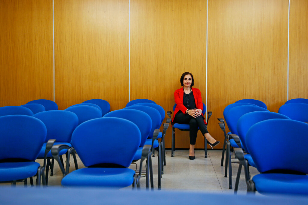 Monica Messina, 45, war selbst Briefträgerin und Schalterbeamtin. Sie ist seit 1994 bei der Post, 2005 wurde sie für die Gewerkschaft SGB-Cisl freigestellt. Sie stammt aus Meran und ist perfekt zweisprachig. Foto: Alexander Alber