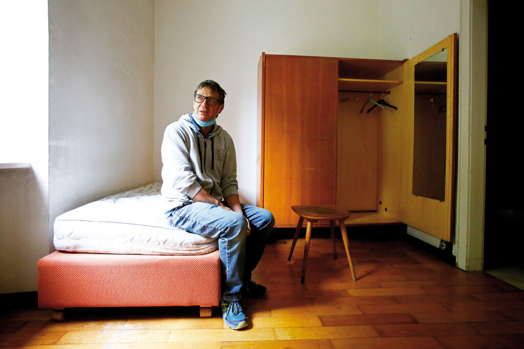 Paul Tschigg in einem der Zimmer des „Winterhauses“ in Bozen: Das temporäre Projekt vieler Freiwilliger bot Obdachlosen den Winter über eine Bleibe. Foto: Alexander Alber