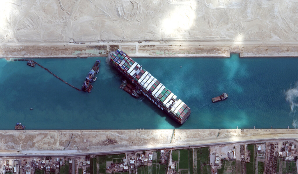 Wenn ein Containerschiff den Suezkanal blockiert, leidet die Wirtschaft: „Die Teile für die Industrie kommen aus Asien“. Foto: Maxar Technologies/AFP