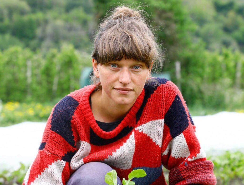 Elisabeth Prugger auf ihrem Gemüseacker zwischen Prad und Tschengls: „Wenn wir als Menschheit weiterkommen wollen, dann brauchen wir eine andere Ökonomie, eine solidarische, die nicht länger dem monetären Denken gehorcht, die mit der Natur arbeitet und nicht gegen sie.“ Foto: Alexander Alber