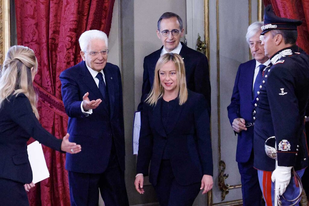 Staatspräsident Sergio Mattarella und Regierungschefin Giorgia Meloni: Sie möchte ihr Amt „aufpeppen“. Foto: APA/AFP Fabio Frustaci