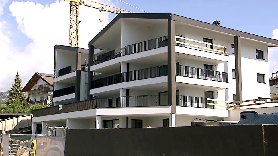 Neubau in Lajen, für Ansässige gibt es einen Preisnachlass: Die Nachfrage ist so groß, dass sofort weitergebaut werden soll. Foto: Archiv