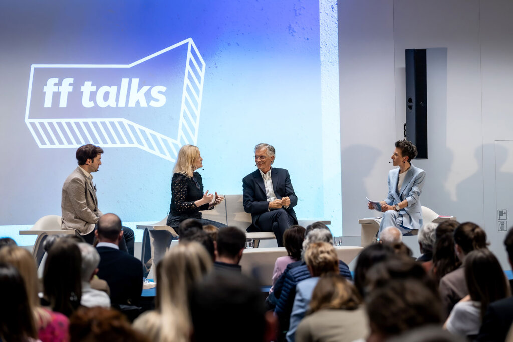Über 360 Gäste waren bei den ff-Talks in der Progress Group in Brixen. ff-Direktorin Verena Pliger (rechts) diskutierte mit Christoph Pillon (links), Alexa Stampfer und Hermann Troger über die Kunst der Mitarbeitergewinnung. Foto: LiveStyle