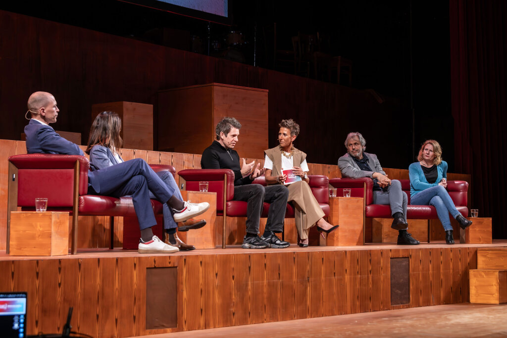 Mit ff-Direktorin Verena Pliger (vierte von links) diskutieren: Jannis Brühl, Teamleiter Digital der Süddeutschen Zeitung, Esther Mitterstieler, Landesdirektorin des ORF Tirol, Martin Andree, Professor für Medienwissenschaft an der Universität Köln, Hans Karl Peterlini, Professor für Interkulturelle Bildung an der Universität Klagenfurt, und Uta Rußmann, Leiterin des Instituts für Medien, Gesellschaft und Kommunikation an der Universität Innsbruck. Foto: Livestyle