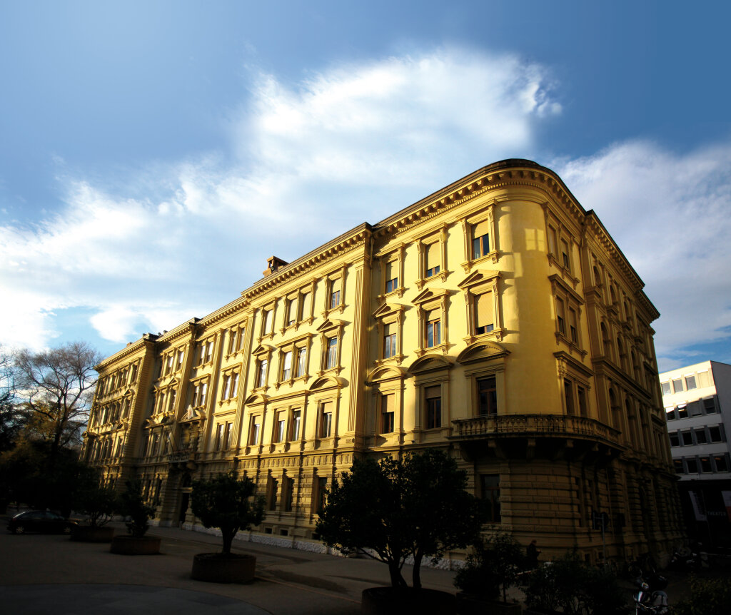 Das Palais Widmann auf dem Silvius-Magnago-Platz in Bozen: Am Sitz des Landeshauptmannes sind auch einige Abteilungen der Landesverwaltung untergebracht. Foto: Alexander Alber
