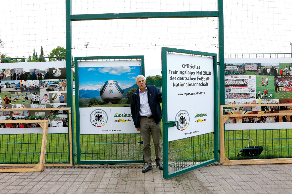 Manfred Call vor dem Sportplatz, auf dem die deutsche Fußballnationalmannschaft trainieren wird: „Manfred, auch du gehörst zum Team, das die WM gewonnen hat.“ Foto: Alexander Alber