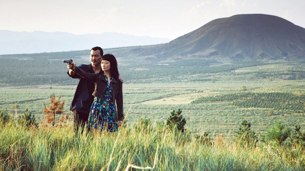 Qiao lernt von Bin, wie man mit einer Pistole umgeht: Jia Zhangke zeigt in seinem Film, wie eine Gesellschaft völlig umgestülpt wird.