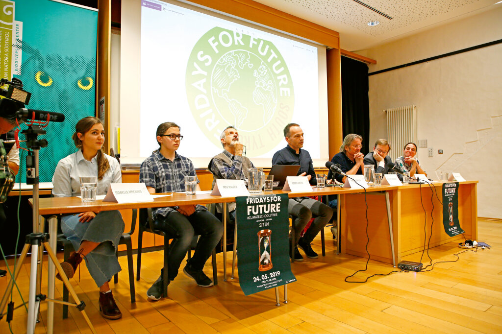 Unterstützung für Friday for Future: Isabella Mochino, Max Walder, Georg Kaser, Marc Zebisch, Klauspeter Dissinger, Helmuth Moroder und Irene Senfter bei der Pressekonferenz im Naturkundemuseum. Foto: Alexander Alber