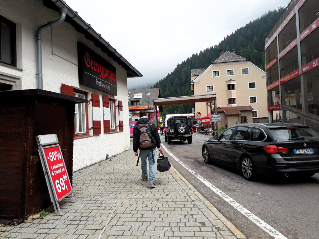 An der Grenze: Ausweis und Temperatur bitte! Ins Ikea? Nein, das dürfen Sie nicht! Foto: Andrej Werth