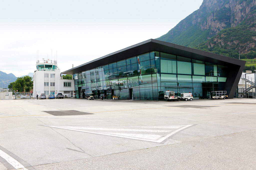 Noch herrscht Ruhe auf dem Bozner Flughafen, damit wird es bald vorbei sein: Mitte Juni startet die Fluglinie der Gostners – Skyalps – mit ersten Flügen nach Rom und Parma. Foto: Alexander Alber