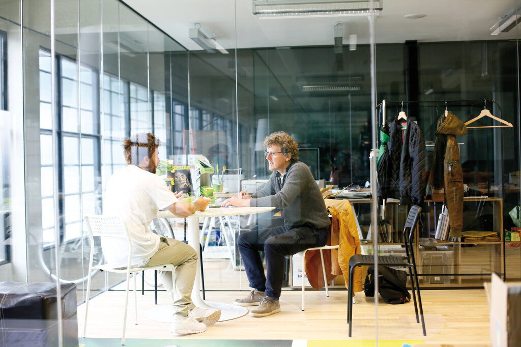 Im Technologiepark Noi: Markus Larcher hat sich mit Maicol Verzotto getroffen, dem amtierenden Europameister im Synchronspringen. Allerdings nicht wegen dessen sportlicher Leistungen, sondern weil er mit seinem Start-up „Functional Gums“ die Kaugummi-Branche aufmischen will. Foto: Alexander Alber