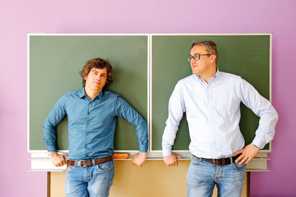Manuel Auer (links) und Michael Winkler, zwei Lehrer aus Leidenschaft: „In der Schule kann man sich als Lehrer irgendwann nicht mehr weiterentwickeln.“ Also haben sie das Lern- und Förderinstitut Galileo in Brixen gegründet. Foto: Alexander Alber