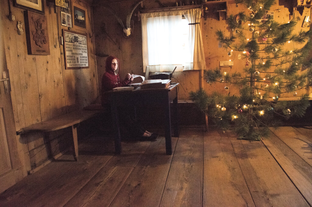 Pauline macht in der Stube noch schnell ihre Hausaufgabe: Am Morgen hat sie einen weiten Weg in die Schule. Foto: Lea Schrentewein