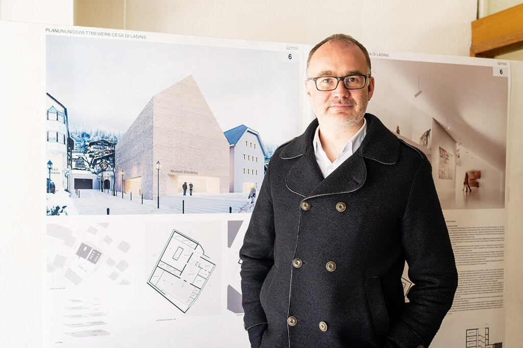 Bürgermeister Tobia Moroder vor dem Siegerprojekt der Cesa di Ladins: „Ist vorrangig eine Parteiangelegenheit.“ Foto: Ludwig Thalheimer