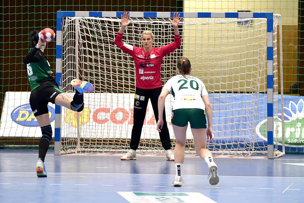 Monika Prünster im entscheidenden Spiel gegen Salerno Foto: SSV Brixen – Handball Damen