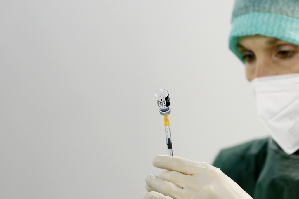 Anzahl der Meldungen möglicher Nebenwirkungen je 100.000 verabreichte Dosen des Corona-Impfstoffes in Südtirol 126 Davon als potenziell schwerwiegend eingestuft* 28 *muss nicht immer mit dem tatsächlichen klinischen Schweregrad des Ereignisses übereinstimmen; als schwerwiegend gilt zum Beispiel hohes Fieber ab 39,5 Grad. Foto: Alexander Alber