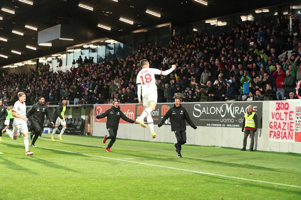 Plötzlich zum Greifen nah: Mit dem Sieg im Heimspiel gegen Bari wahrte der FC Südtirol seine Chance, in die Serie A aufzusteigen (im Bild Siegtorschütze Matteo Rover). Foto: Alfred Tschager