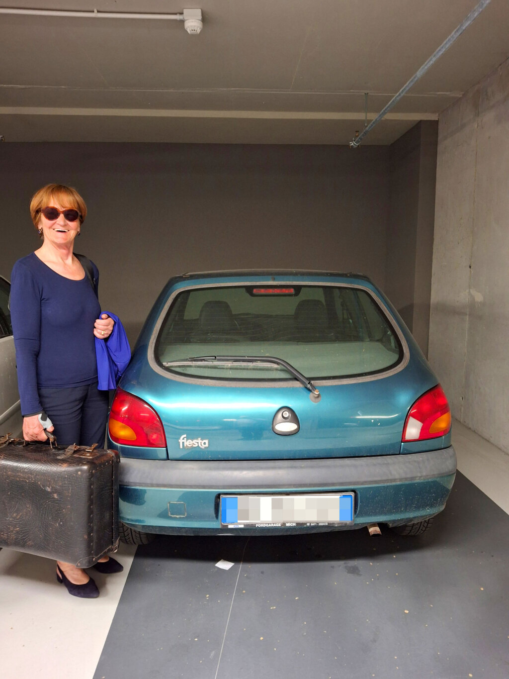 ff-Redakteur Andrej Werth hat mit Martha Stocker eine besondere Magnago-Tour unternommen. Als Werth mit seinem Fiesta Stocker nach Hause fuhr, hatte er auch einen alten Lampenschirm und einen alten Koffer von Magnago an Bord. Foto: aw
