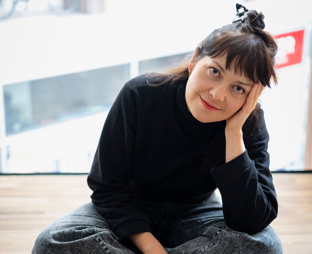 Die Schriftstellerin Dana von Suffrin vor ihrer Lesung in Lana, Familie ist ihr Thema: „Sie sagt immer auch etwas über das Weltgeschehen aus.“ Foto: Ludwig Thalheimer