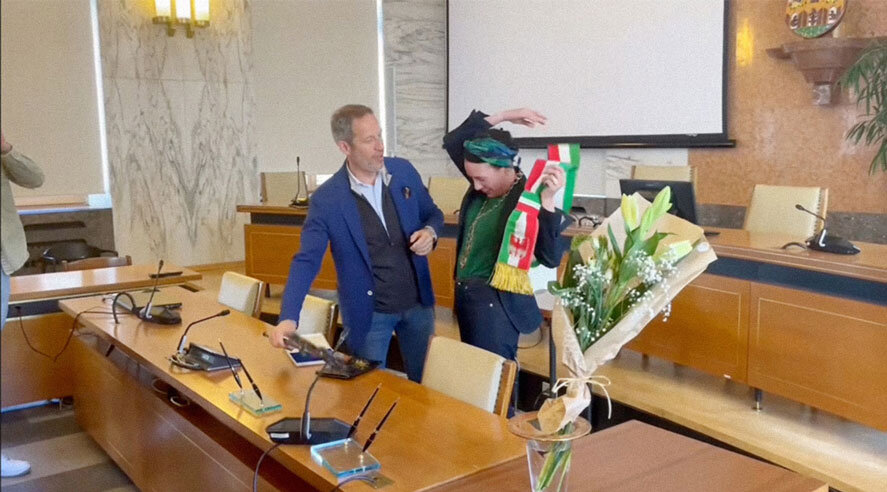 Staatsaffäre: Katharina Zeller will sich von Dario Dal Medico nicht die Trikolore umhängen lassen. Foto: Rai Südtirol