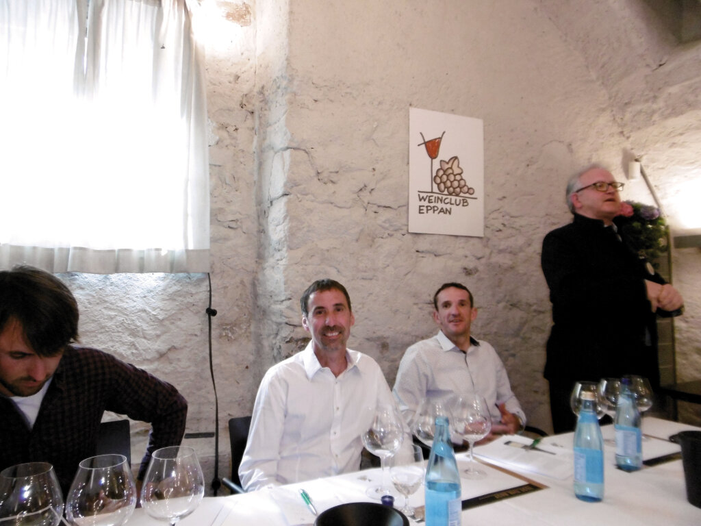 Die Kellermeister Hannes Pichler, Martin Lemayr, Gerhard Kofler – und Robert Christof, Präsident des Eppaner Weinclubs. Foto: Extrawurst