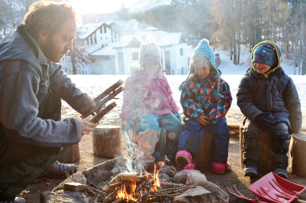 Andrè und Ingrid nehmen die Dinge locker und entspannt, sie verbringen den ganzen Tag mit den Kindern im Freien: „Der Wald ist eigentlich alles, was sie brauchen.“ Foto: Lucia Baumgartner