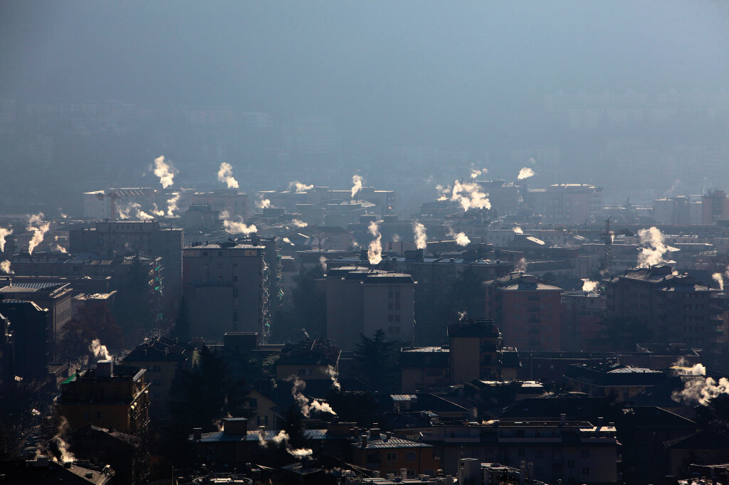 Das Heizen von Gebäuden mit fossilen Energieträgern verursacht viele Emissionen. 60 Prozent der Gebäude in Südtirol sind über 50 Jahre alt und die jährliche Sanierungsrate mit 1,2 Prozent gering. Das schlägt sich im Energieverbrauch zur Wärmeerzeugung nieder. Die Emissionen durch das Heizen sind für einen guten Teil der gesamten Südtiroler Treibhausgasemissionen verantwortlich. Foto: Alexander Alber