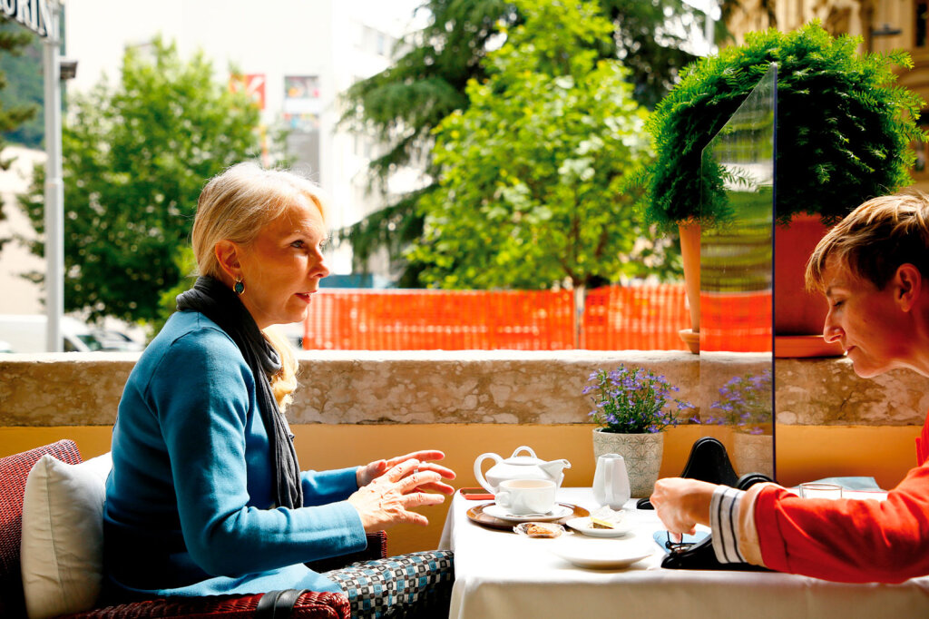 Gespräch hinter Plexiglas: Senatorin Julia Unterberger hat sich mit Alexandra Aschbacher im Café des Bozner Hotel Laurin zum Politinterview getroffen (Seite 22). Foto: Alexander Alber
