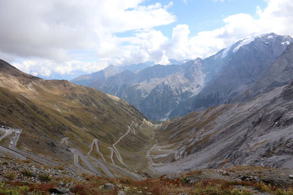 Der Goldseeweg führt am „Rifugio Garibaldi“ vorbei, der wie ein Schlösschen aussieht. Foto: Folio Verlag