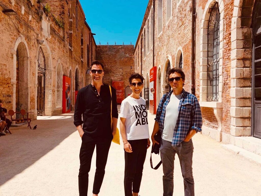 Verena Pliger (Mitte) bei der Architekturbiennale in Venedig. Unterstützt haben sie bei der Recherche der Architekt David Calas (links) und unser Fotograf Alexander Alber (rechts). Ab Seite 50. Foto: Privat