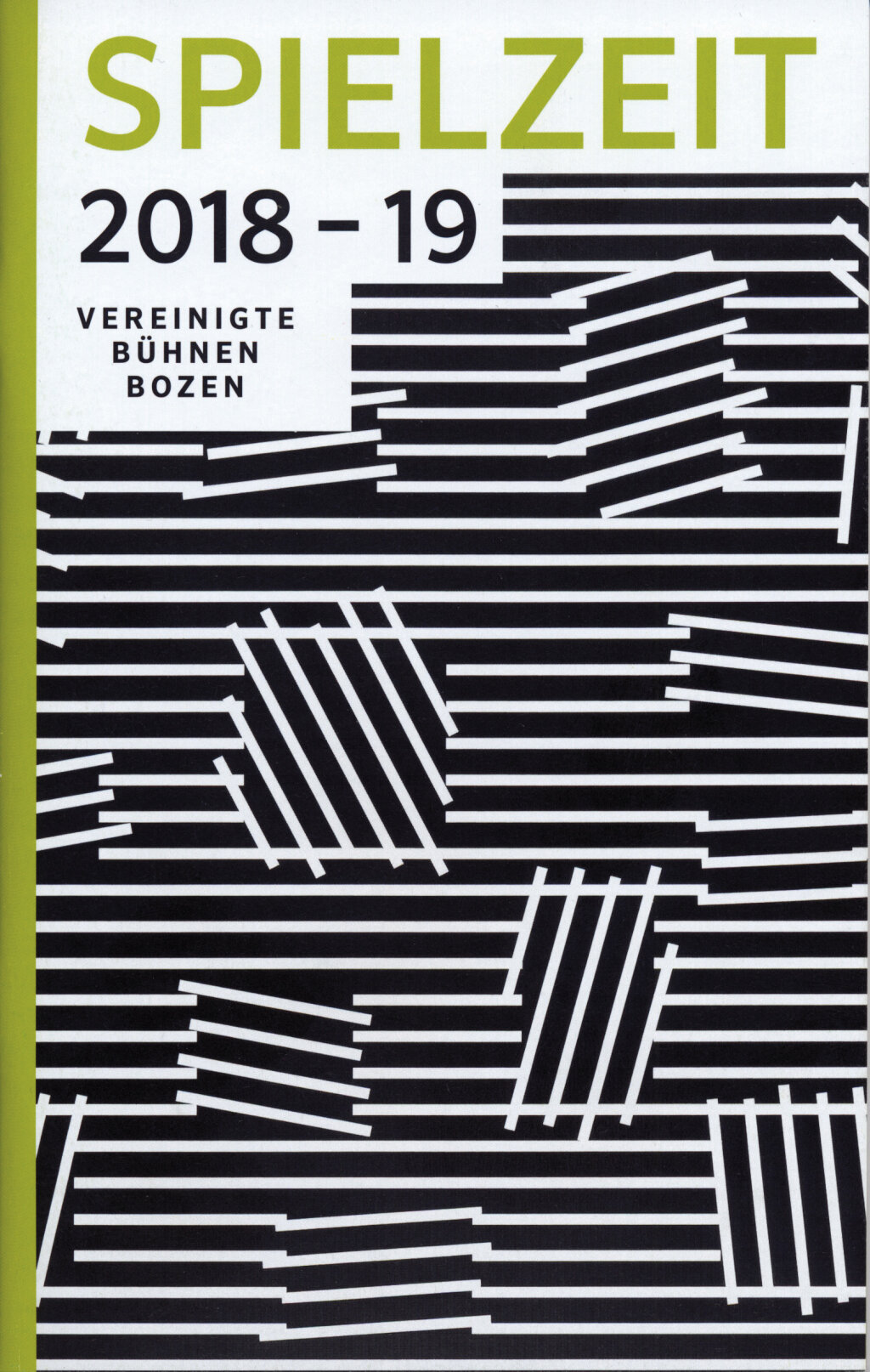 Spielzeitheft der VBB: Gestaltet von Esther Stocker. Foto: VBB