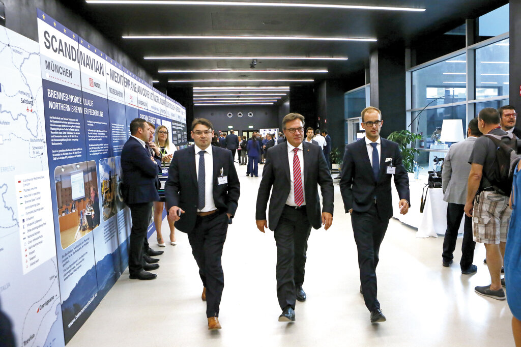Nicht so erfreut: Beim zweiten Verkehrsgipfel am Dienstag im Technologiepark Bozen verlässt Tirols Landeshauptmann Günther Platter (mit roter Krawatte) vorzeitig das Treffen – ohne Unterschrift. Foto: Alexander Alber