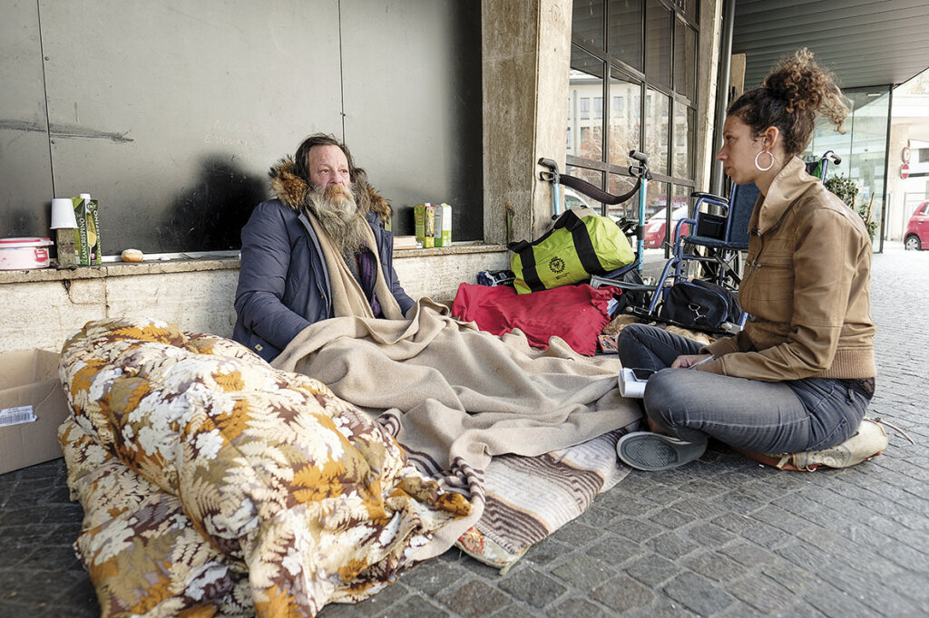 Auf der Straße: „Ich bin kein Penner, ich bin ein Clochard“, sagt Luca Libardoni zu Dunja Smaoui. Seine Wohnung ist der Platz gegenüber vom Hotel Adria, ganz nah am Busbahnhof in Bozen. Foto: Ludwig Thalheimer
