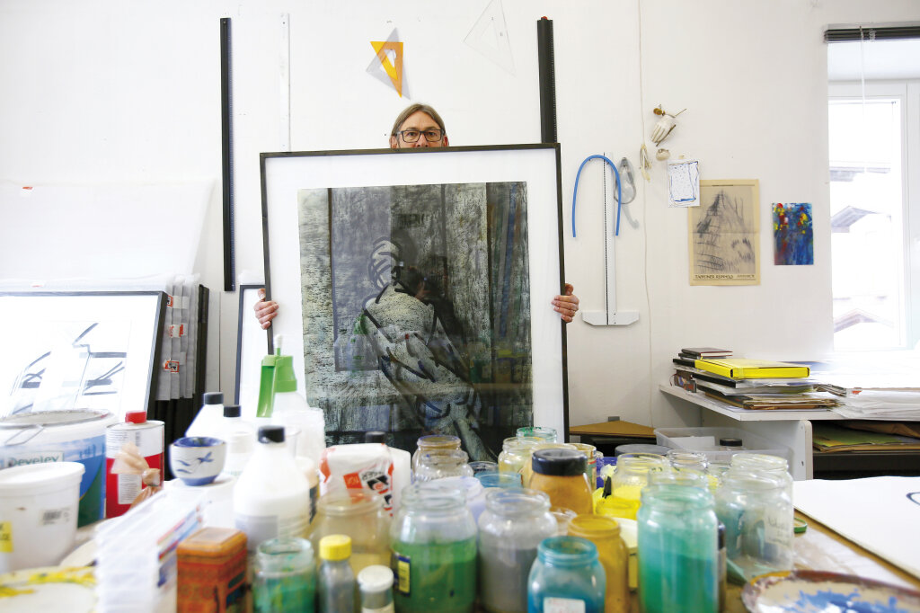 Reinhold Tappeiner in seinem Atelier in Laas. „Blick I“ nennt sich das Bild aus dem Jahr 2014 (Marmorsand, Tempera, Kohle, Papier). Foto: Alexander Alber