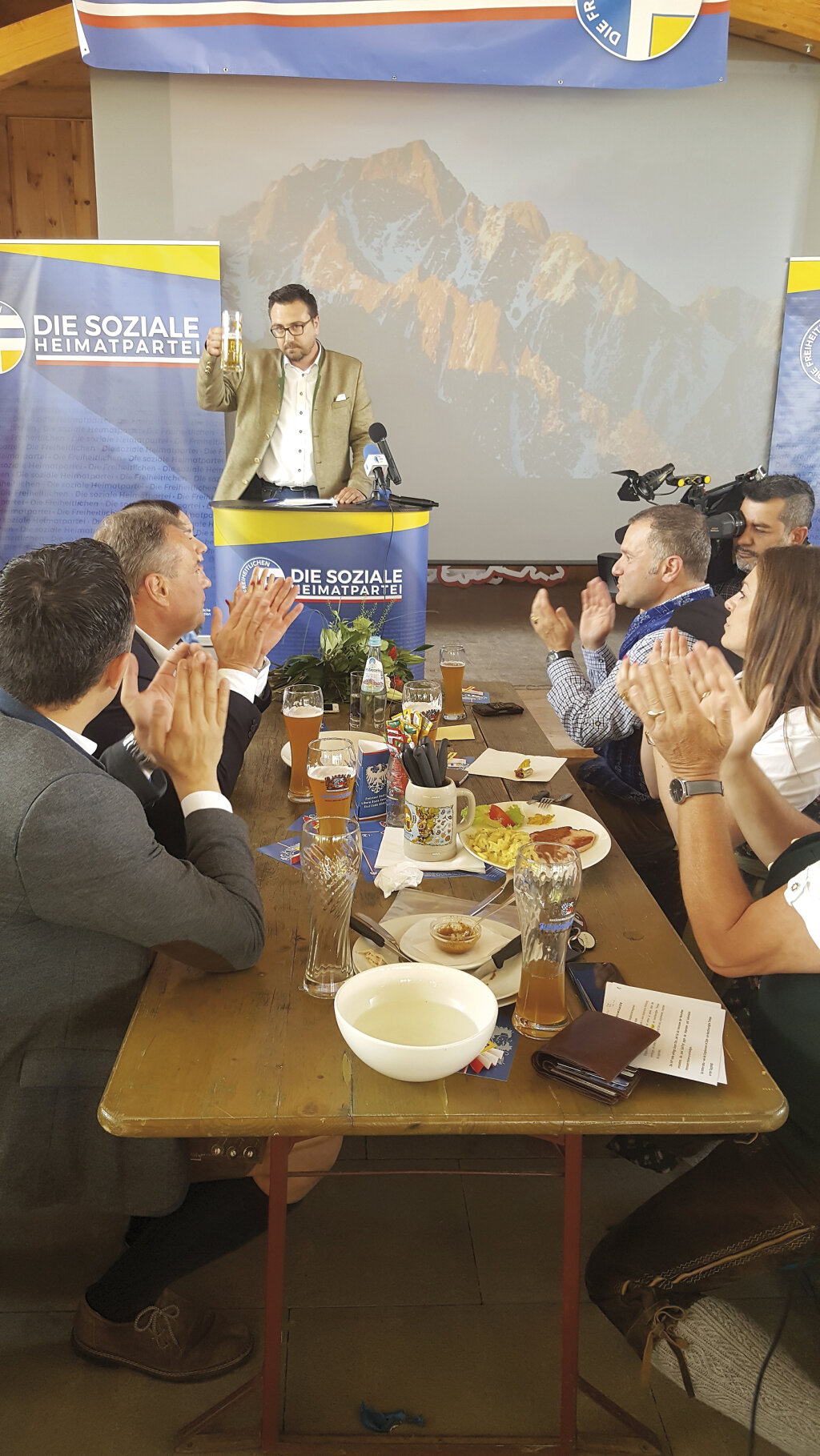 Sprüche, Bier und Lederhosen, am Pult Parteiobmann Leiter Reber: „Die Volkspartei hat es vergeigt.“ Foto: ff