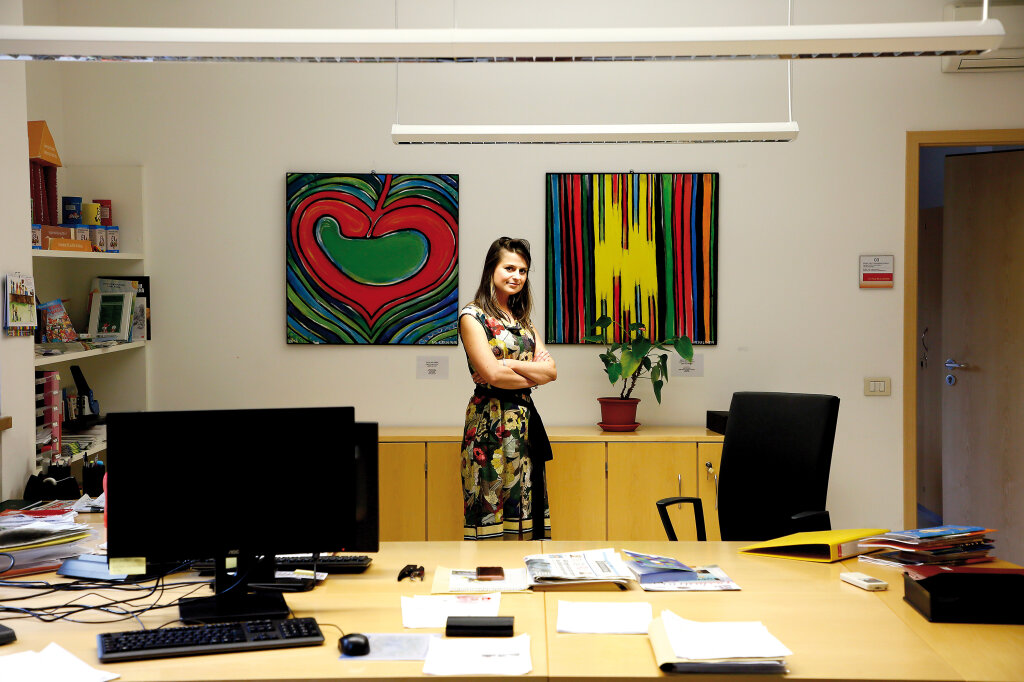 Verschränkte Arme und Lächeln im Gesicht: Daniela Höller ist bereit für ihren neuen Job. Foto: Alexander Alber