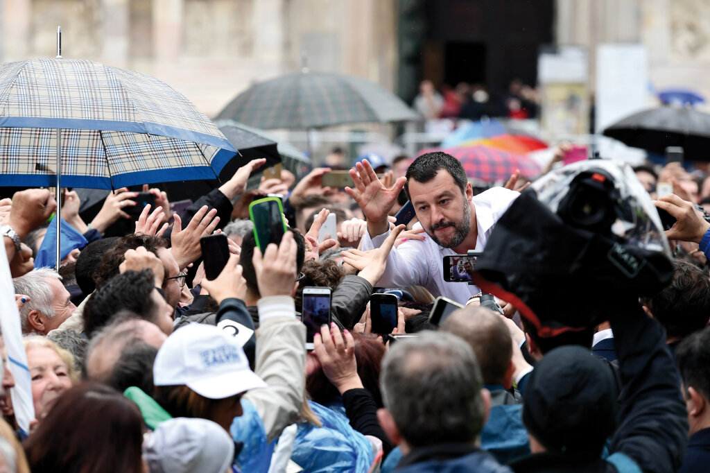Kommunikationsprofi Salvini: Mit Handy, Rosenkranz und Carabinieri-Leibchen das Bad in der Menge suchen. Foto: Apa