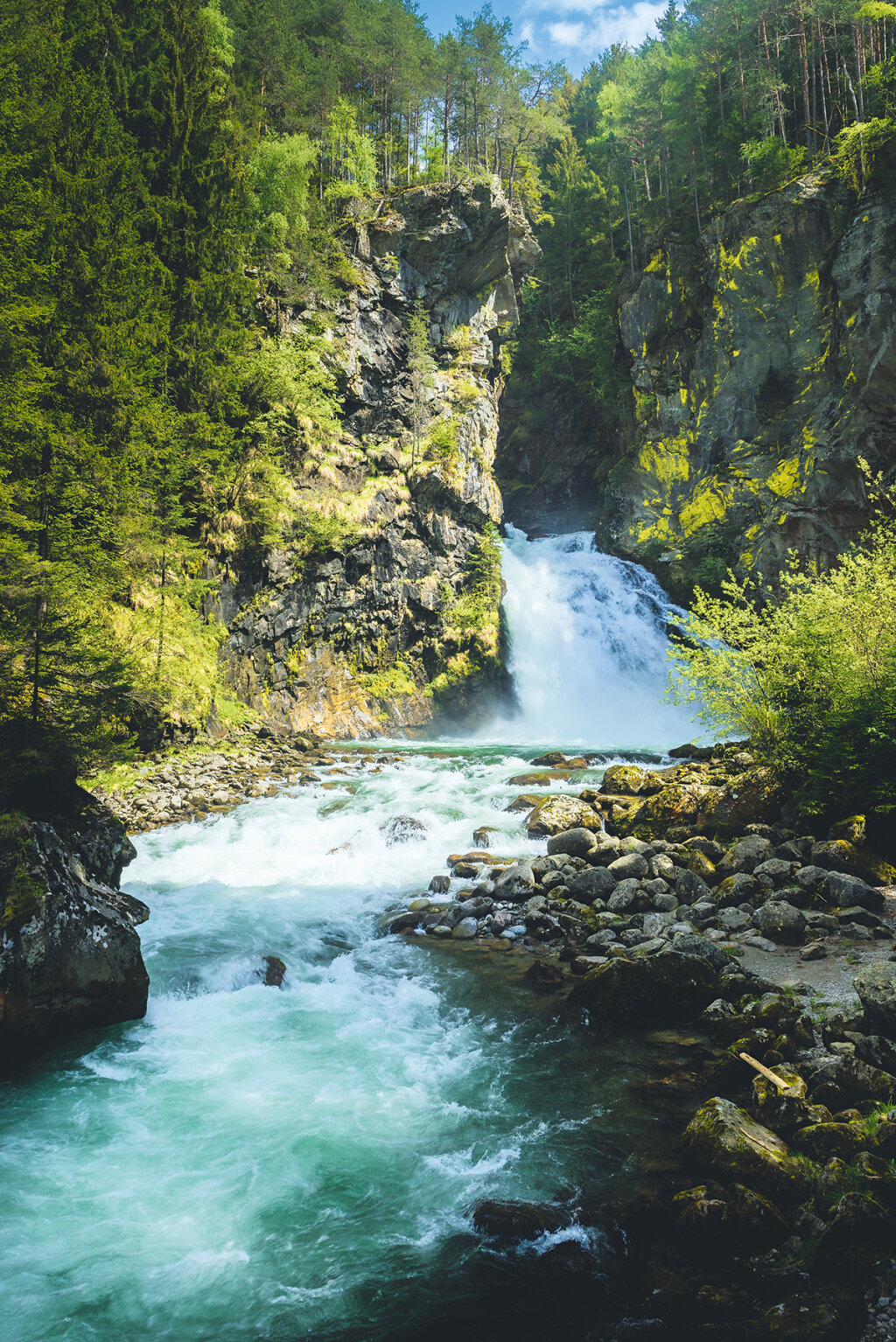 Der „Christuskopf“ blickt auf die Mündung des Reinbachfalls. Foto: Edition Raetia