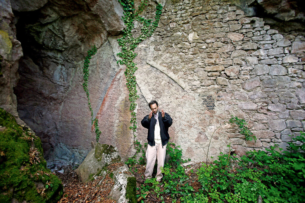 Heimo Prünster: Von Perdonig aus hätten die Italiener freies Schussfeld auf die Deutschen gehabt. Der Bunker im Hintergrund wurde aber nie fertiggestellt, man hat den Rohbau wieder zugemauert. Foto: Alexander Alber