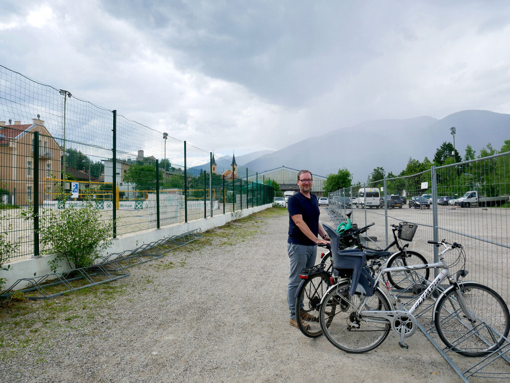 Der Mann mit der Gießkanne: Fraktionspräsident Maximilian Gartner möchte auf dem derzeitigen Parkplatz „Bäume pflanzen“. Foto: Mic