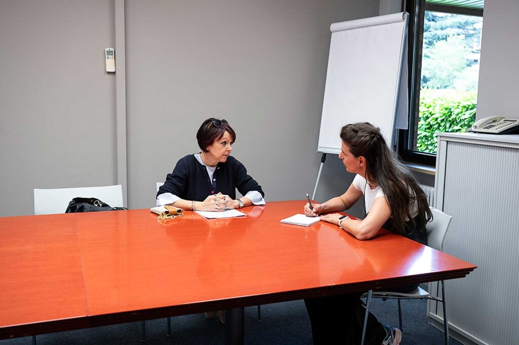 Silke Hinterwaldner hat für die Titelgeschichte mit vielen Lehrpersonen gesprochen, unter anderem mit Patrizia Vigl (links). Sie steht mit Namen und Gesicht für das ein, was sie sagt. Foto: Ludwig Thalheimer